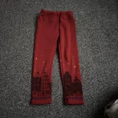 赤いフリースレギンス 建物デザイン