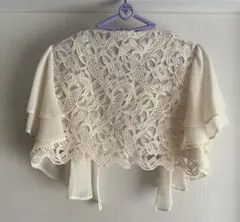 美品　レース模様が素敵なフリル付きボレロ