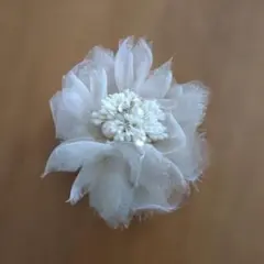 オフホワイト　花　モチーフブローチ コサージュ　入園式　入学式