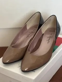 銀座カネマツ ベージュと黒のポインテッドトゥハイヒール