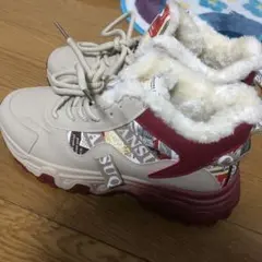 ファー付きベージュ赤スニーカー人気