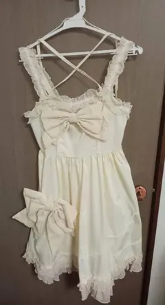 リボン付きクリーム色ワンピース