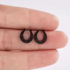 馬蹄型黒ピアス　可愛い　お洒落　個性的　カジュアル　新品　幸せを呼ぶ 　午年