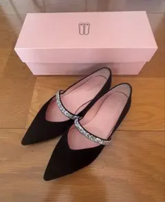 ビジュー付き黒ポインテッドトゥフラットシューズ