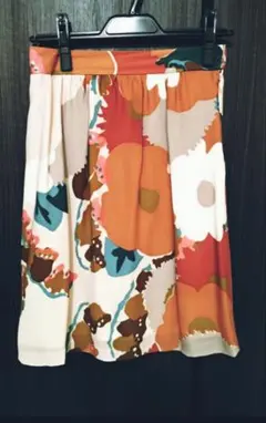 美品　tibi 花柄スカート フレアスカート 表地シルク100％　サイズ0のサムネイル