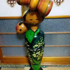 こけし　福岡庄司　おんぶこけし　高さ約77㎝　直径約16㎝(肩）重さ約6.4㎏ こけし 福岡庄司 おんぶこけし 高さ約77㎝ 直径約16㎝(肩）重さ約6.4