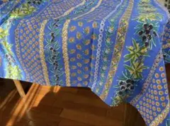 フランス製 Le Cluny のテーブルクロス1枚とナプキン6枚のセットです。