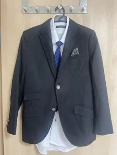 子供用フォーマルスーツ（黒ジャケット・白シャツ・青ネクタイ）