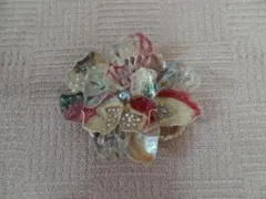 花の形状のブローチ