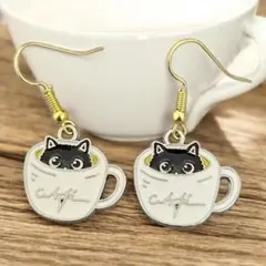 ​【新品未使用】ひょっこり黒猫のカフェカップピアス 個性的 可愛い