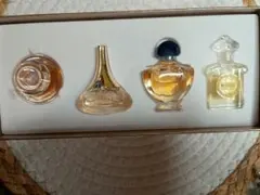 Ariana Grande 香水 ミニボトル 5種セット - メルカリ