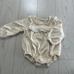 クリーム色ロンパース フリル付き