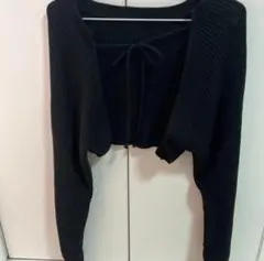 黒いリブ編みクロップドカーディガン