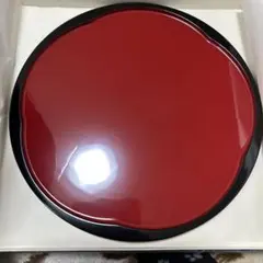漆塗りの赤い丸盆のサムネイル