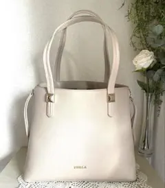 美品　フルラ　トートバッグ　A4サイズ収納可　ライトベージュ