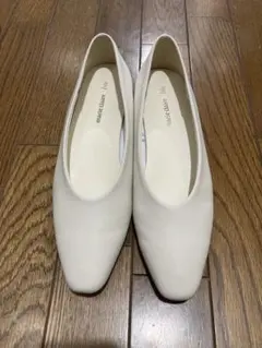 ホワイト ポインテッドトゥ パンプス 低ヒールのサムネイル