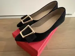 黒スエード ポインテッドトゥパンプス ゴールドバックル