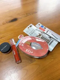 ⭐︎5点まとめます⭐︎ ⚫︎新品グロス⚫︎新品アイブロウ2点⚫︎使用シャドウ⚫︎使用リップ