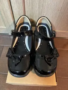 黒エナメルリボン付きフォーマルシューズ　21cm