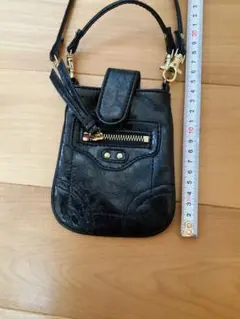 スマホショルダーケース 合皮　定期などカードを入れるポケット付き