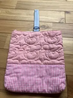 クマ刺繍のピンクキルティングシューズバッグ