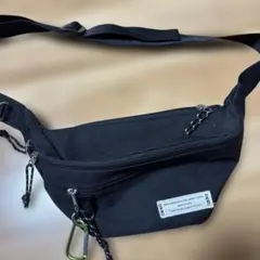 黒いナイロンボディバッグ