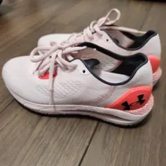 Under Armour HOVR ピンク スニーカーのサムネイル