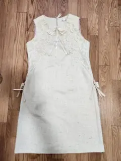 新品】スーパービューティーVネックコサージュ付半袖ワンピース42
