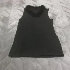 ファー襟付き黒ニットベスト