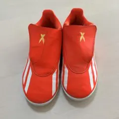 赤いサッカーシューズ