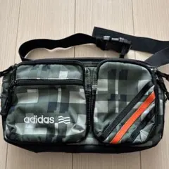 adidas 迷彩グリーン ボディバッグ