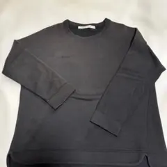 黒の長袖カットソー