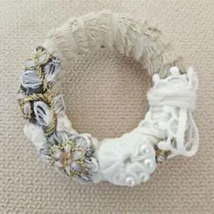 お値下げ　フープ巻きブローチ　キナリホワイト