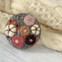 ハリスツイード　刺繍ウールブローチ ダーニング刺繍　ハンドメイド　くるみボタン