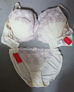 最終安値❗モンシェルピジョン クリーム色 レース装飾 ブラジャーショーツセット