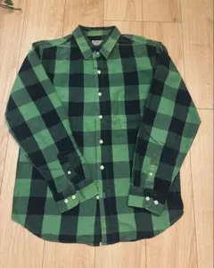 緑と黒のチェック柄長袖シャツ