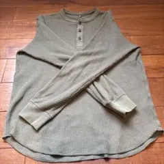 ユニクロ　ワッフル　ヘンリーネック 長袖カットソー　カーキ
