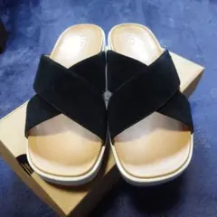 UGG ブラック クロスストラップ サンダル