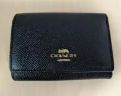 【COACH】のレディース3つ折り財布　ブラック　ゴールドロゴ