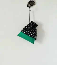 507きんちゃく袋マチなし　黒に約7ミリの白の水玉　みどり　2　ハンドメイド