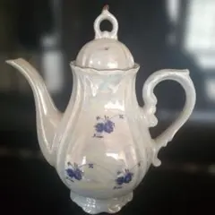 青い花模様のティーポット