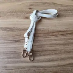 スマホ　ホワイト　ストラップ ゴールド金具付き　約130センチ