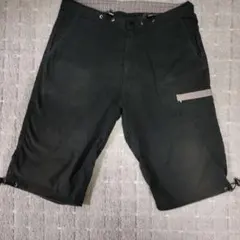 値下げしました【送料込み】 バーバリー ジッパー付きポケットの黒ハーフパンツのサムネイル