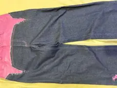 デニムブルーとピンクのパンツ