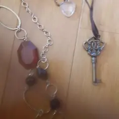 カジュアルな赤黒ビーズネックレス