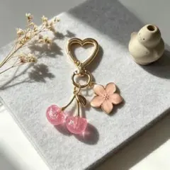 桜とさくらんぼのキーホルダー ゴールドカラー