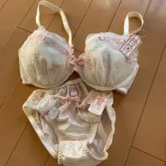 tutuanna ブラジャーショーツセットクリーム色　【新品未使用タグ付】E70