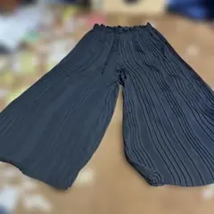 黒いプリーツワイドパンツ