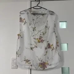 ほぼ未使用　花柄ノースリーブトップス　白トップス　白タンクトップ　花柄ブラウス