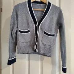 グレーのカーディガン